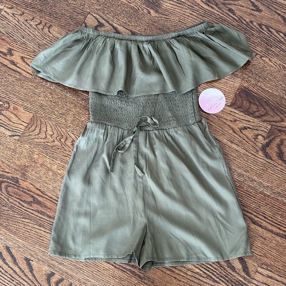 BNWT Francesca’s Ruffle Jumper Small Olive green by Full Circle Trends - Picture 1 of 12